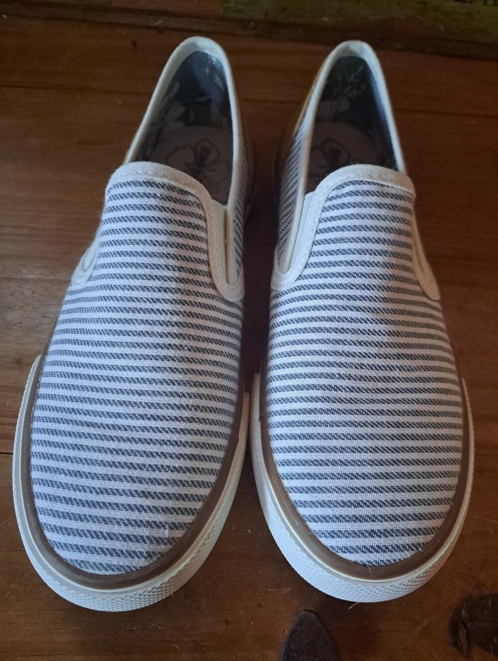 Tommy Bahama Womens Pinstriped Slip-On Shoes Size 6.5 Nautical Gray White Canvas